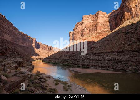 Il fiume San Juan che scorre attraverso un canyon nel sud dello Utah. Foto Stock