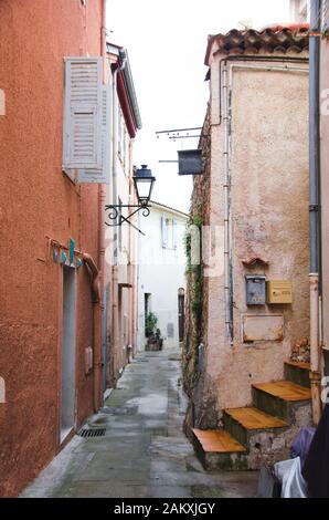 Tipica strada colorata a Menton, Francia Foto Stock