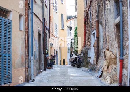 Tipica strada colorata con porte blu a Menton, Francia Foto Stock