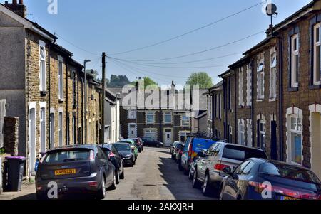 Fila di piccole case a schiera lungo la strada di Pontypool, South Wales, Regno Unito Foto Stock