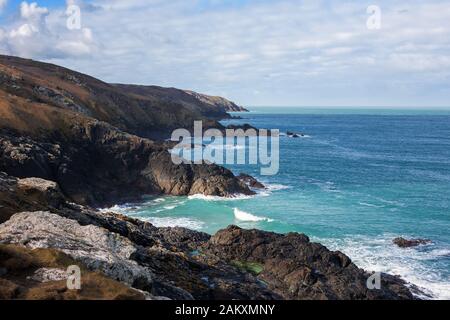 La costa selvaggia a ovest di St Ives sulla SW Coast PATH da Clodgy Point, Cornwall, Inghilterra, Regno Unito Foto Stock