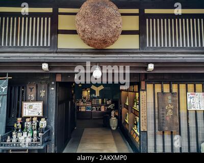 Takayama, GIAPPONE - MAGGIO 2019: Tradizionale fabbrica di birra giapponese nel centro storico di Takayama, sede di 6 birrifici Foto Stock