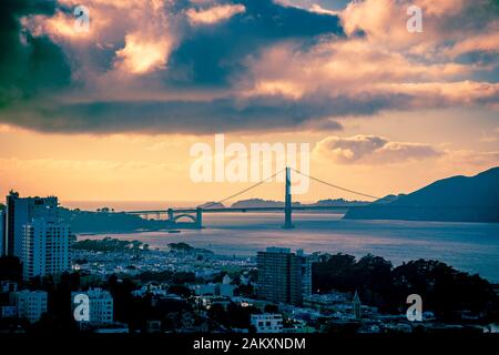 Vista del Golden Gate Bridge al tramonto, vista da San Francisco Foto Stock