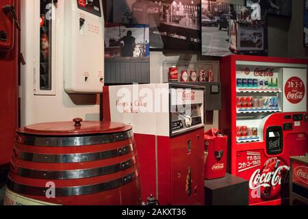 Variopinto scatto orizzontale di un barile, alcuni vecchi distributori automatici e cimeli del museo World of Coca-Cola, Atlanta, Georgia, USA Foto Stock