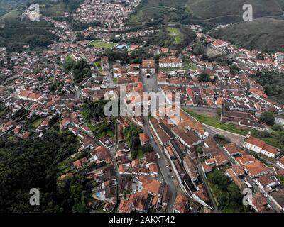 Ampia vista del centro minerario coloniale Ouro Preto a Minas Gerais, Brasile, con montagne circostanti sullo sfondo visto da un alto punto di vista Foto Stock