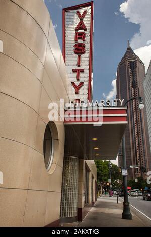 Ingresso alla Vargity (porta via hamburger) con il grattacielo Bank of America Plaza sul retro, Midtown Atlanta, Georgia, USA Foto Stock