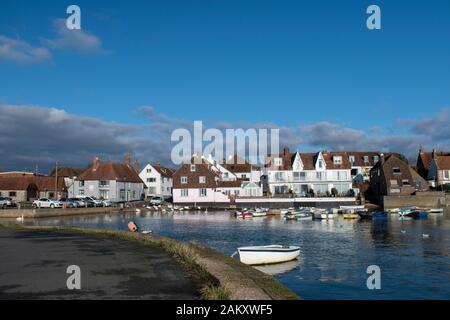 Porto di Emsworth una bella vista di piccole barche Swans e gli edifici che riflettono in acqua. Foto Stock
