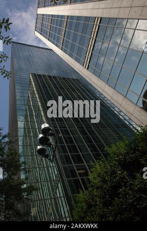 Basso angolo colpo verticale dei due grattacieli di vetro in Peachtree St, Downtown Atlanta, Georgia, Stati Uniti d'America Foto Stock