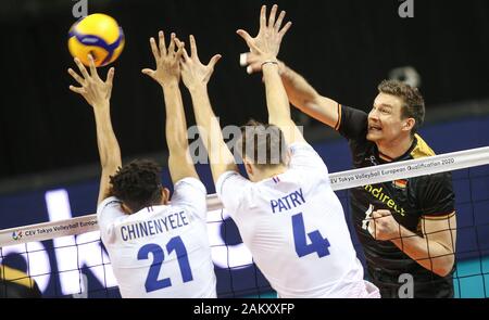 Berlino, Germania. Decimo gen, 2020. La pallavolo, uomini: qualificazione olimpica, Francia - Germania, ultimo round, finale Max-Schmeling-Halle. Repubblica federale di Germania Christian Fromm (r) riproduce la palla oltre la Francia del blocco di Jean Patry e Barthelemy Chinenyeze (l). Credito: Andreas Gora/dpa/Alamy Live News Foto Stock