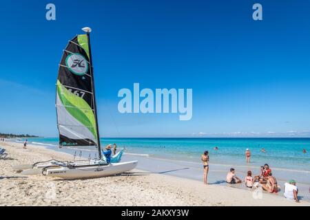 Un piccolo catamarano preparando per essere lanciato da Santa Maria del Mar spiaggia , l'Avana, Cuba Foto Stock