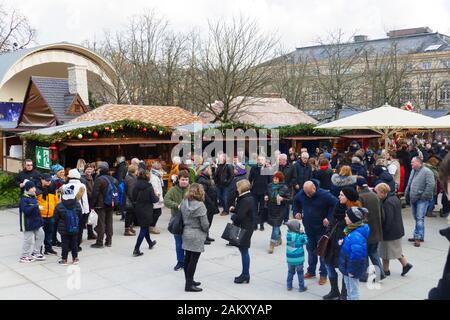 Blick über den Weihnachtsmarkt, im öffentlichen Kurpark, Am Kurhaus a Baden-Baden Foto Stock