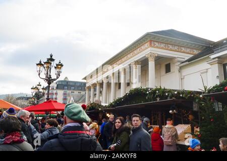 Blick über den Weihnachtsmarkt, im öffentlichen Kurpark, Am Kurhaus a Baden-Baden Foto Stock