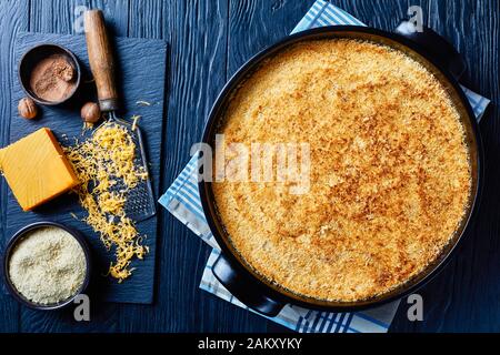 Patate smerlato con crumb Topping in un piatto nero, vista orizzontale dall'alto Foto Stock