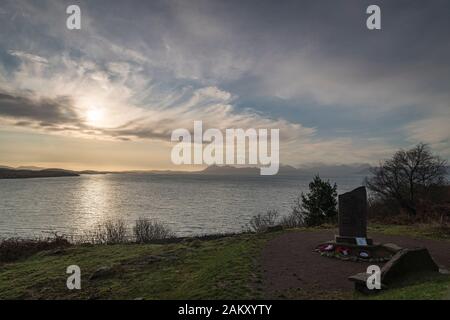 Un HDR tra parentesi caldo inverno immagine attraverso il suono interno di una lontana isola di Skye dalla penisola di Applecross, Scozia. Il 31 Dicembre 2019 Foto Stock