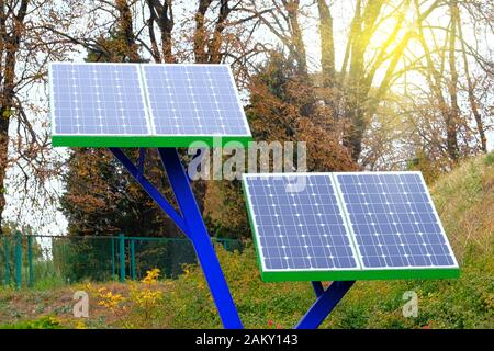 Pannelli solari installati in giardino, verde pulito. Concetto di energia elettrica alternativa. Foto Stock