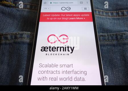 Aeternity blockchain sito web visualizzato sullo smartphone nascosto nella tasca dei jeans Foto Stock