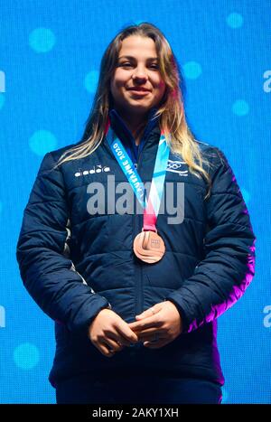 Losanna, Svizzera. Decimo gen, 2020. Noa Szollos di Israele con la sua medaglia di bronzo da donne del Super-G ski racing evento nell'inverno 2020 Olimpiadi della Gioventù a losanna svizzera. Credito: Christopher Prelievo/ZUMA filo/Alamy Live News Foto Stock