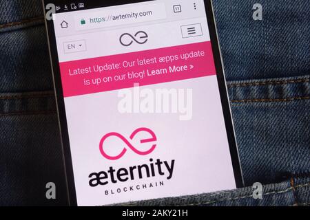 Aeternity blockchain sito web visualizzato sullo smartphone nascosto nella tasca dei jeans Foto Stock