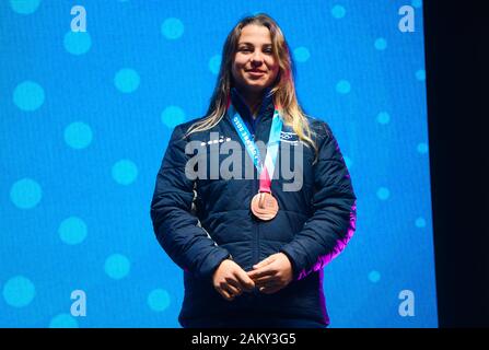 Losanna, Svizzera. Decimo gen, 2020. Noa Szollos di Israele con la sua medaglia di bronzo da donne del Super-G ski racing evento nell'inverno 2020 Olimpiadi della Gioventù a losanna svizzera. Credito: Christopher Prelievo/ZUMA filo/Alamy Live News Foto Stock