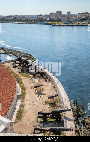 I cannoni sul display in cima a Morro Castle , l'Avana, Cuba Foto Stock