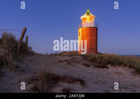 Croce luce Kampen, Sylt in una notte oscura nuvolosa Foto Stock