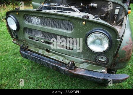 Soviet UAZ SUV su una strada della città .vetro faro di un vecchio retro russo camion SUV All-Terrain khaki colore . Prima dell'UAZ Foto Stock