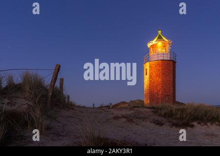 Croce luce Kampen, Sylt in una notte oscura nuvolosa Foto Stock