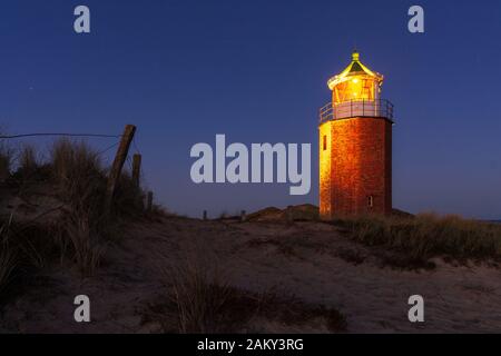 Croce luce Kampen, Sylt in una notte oscura nuvolosa Foto Stock