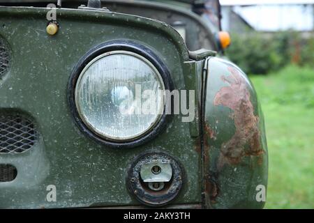 Soviet UAZ SUV su una strada della città .vetro faro di un vecchio retro russo camion SUV All-Terrain khaki colore . Prima dell'UAZ Foto Stock