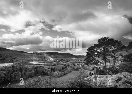 Bellissima Autumn Fall immagine orizzontale di vista da Castlehead nel Lake District oltre Derwentwater verso Catbells e Grisedale Pike al tramonto con ep Foto Stock