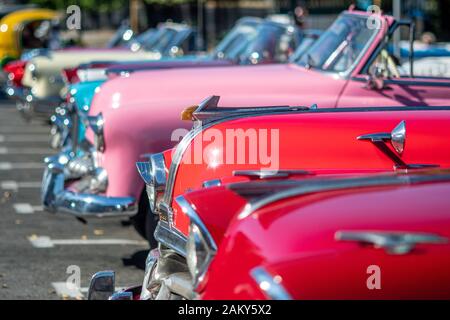 Classici colorati auto americane degli anni cinquanta , l'Avana, Cuba Foto Stock