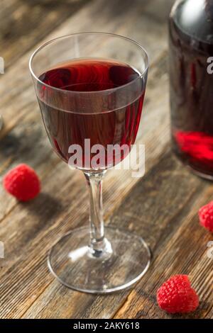 Organico rosso lampone liquore in un bicchiere Foto Stock