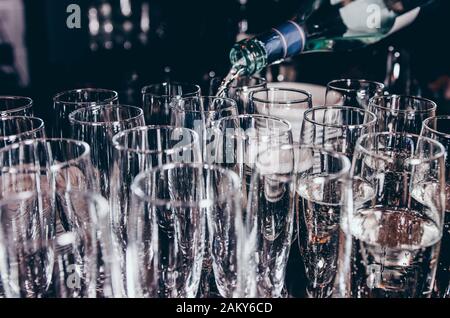 Barista versando champagne in vetro, close up Foto Stock