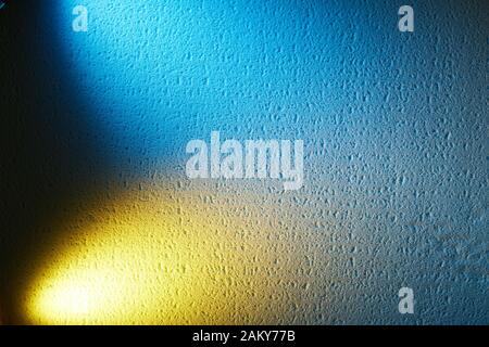 Giallo chiaro brillante e blu su sfondo testurizzato Foto Stock