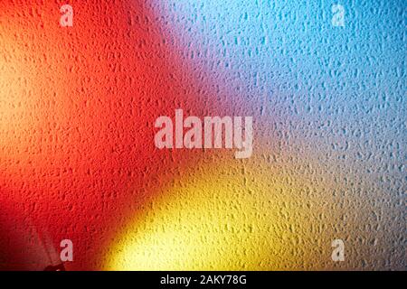 Fusione di blu rosso e giallo su uno sfondo testurizzato Foto Stock