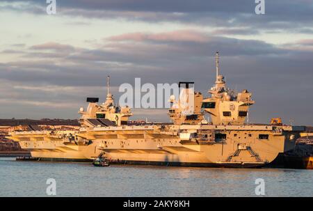 Le portaerei HMS Queen Elizabeth e HMS Prince of Wales nella foto a Portsmouth Historic Dockyard. Foto Stock