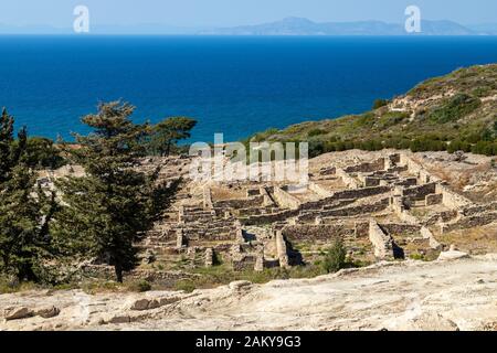 Vista dal sito di scavo dell'antica città di Kamiros sul lato ovest dell'isola di Rodi, la Grecia sul mare di aegaen Foto Stock