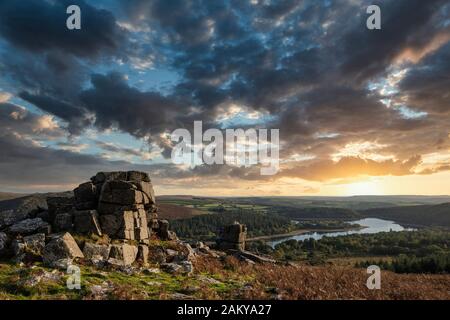 Tramonto epico sul paesaggio di Leather Tor a Dartmoor durante l'estate con cielo drammatico Foto Stock