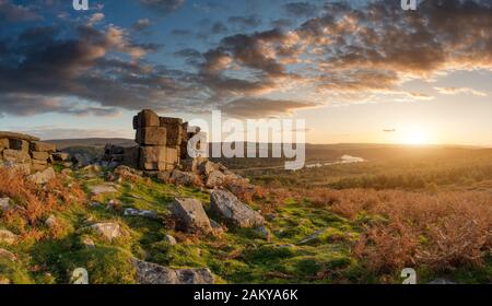 Tramonto epico sul paesaggio di Leather Tor a Dartmoor durante l'estate con cielo drammatico Foto Stock