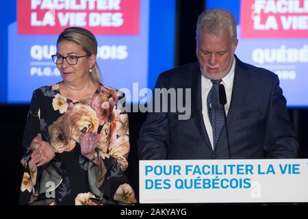 Quebec Premier Philippe Couillard, affiancato dalla moglie Suzanne Pilote, reagisce come egli ammette il 2018 Quebec elezioni provinciali per la coalizione Avenir in Quebec Saguenay lunedì 1 ottobre 2018. Foto Stock