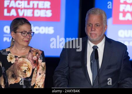 Quebec Premier Philippe Couillard, affiancato dalla moglie Suzanne Pilote, reagisce come egli ammette il 2018 Quebec elezioni provinciali per la coalizione Avenir in Quebec Saguenay lunedì 1 ottobre 2018. Foto Stock