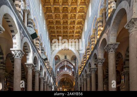 Vista dall'interno del Duomo di Pisa, la Torre Pendente di Pisa, Piazza del Duomo, Toscana, Italia Foto Stock