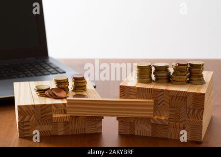 Mattoni di legno per costruire disposti a simboleggiare il gap di genere, la discriminazione, la retribuzione disuguale, la disuguaglianza o simili argomenti aziendali/sociali con un solo punto di vista Foto Stock