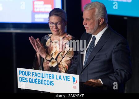 Quebec Premier Philippe Couillard, affiancato dalla moglie Suzanne Pilote, reagisce come egli ammette il 2018 Quebec elezioni provinciali per la coalizione Avenir in Quebec Saguenay lunedì 1 ottobre 2018. Foto Stock