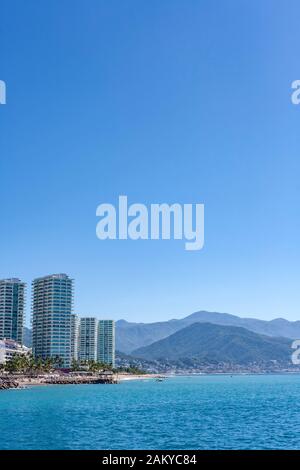 Vista verticale della zona alberghiera dall'acqua di Puerto Vallarta, Messico Foto Stock