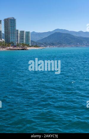 Vista verticale della zona alberghiera dall'acqua di Puerto Vallarta, Messico Foto Stock