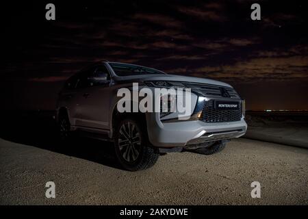 Mitsubishi Montero Sport suv 4x4 vista frontale veicolo urbano. Campeggio nel deserto Foto Stock