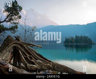 Foggy Eibsee e Zugspitz mountain nel sole al mattino Foto Stock