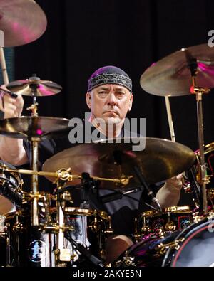 Atlanta, GA, Stati Uniti d'America. 1 agosto, 2020. Neil Peart dei Rush esegue a Atlanta Hi-Fi anfiteatro acquista il 1 agosto 2004. Credito: Chris Mc Kay/media/punzone Alamy Live News Foto Stock