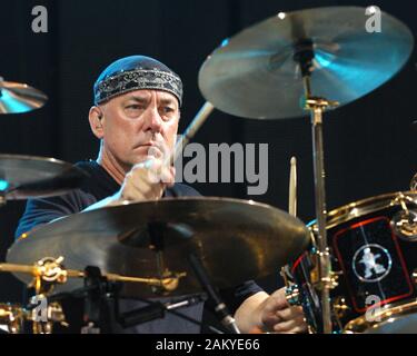 Atlanta, GA, Stati Uniti d'America. 1 agosto, 2020. Neil Peart dei Rush esegue a Atlanta Hi-Fi anfiteatro acquista il 1 agosto 2004. Credito: Chris Mc Kay/media/punzone Alamy Live News Foto Stock